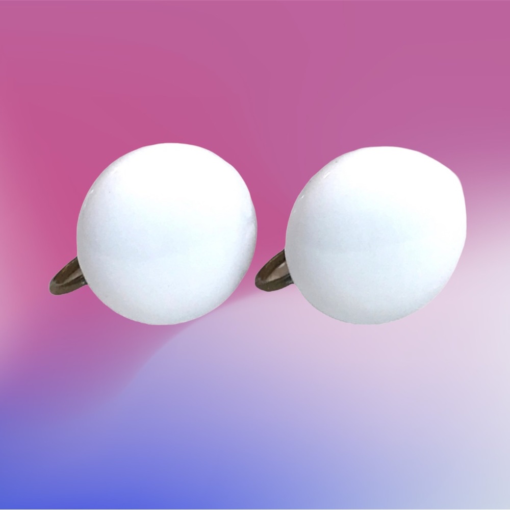 Vintage midcentury 1950s 1960s white round medium screw back earrings VTG